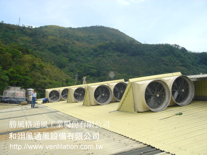 負壓電風扇是廠房電風扇的一種，它通常被安裝在工廠內部的通風口，利用空氣負壓原理進行排風